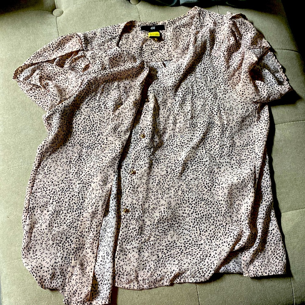 A dry cleaned small H&M shirt all buttons in great condition no stains